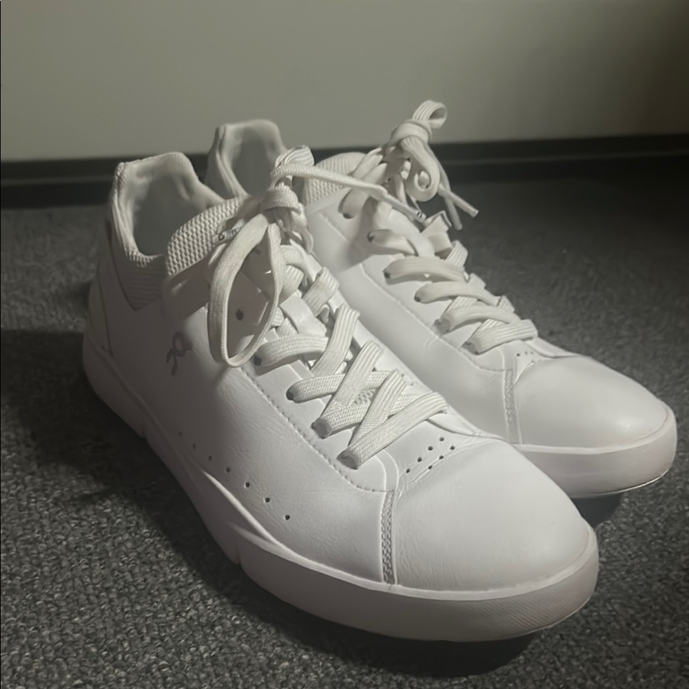 On Running THE Roger Women’s White Sneakers